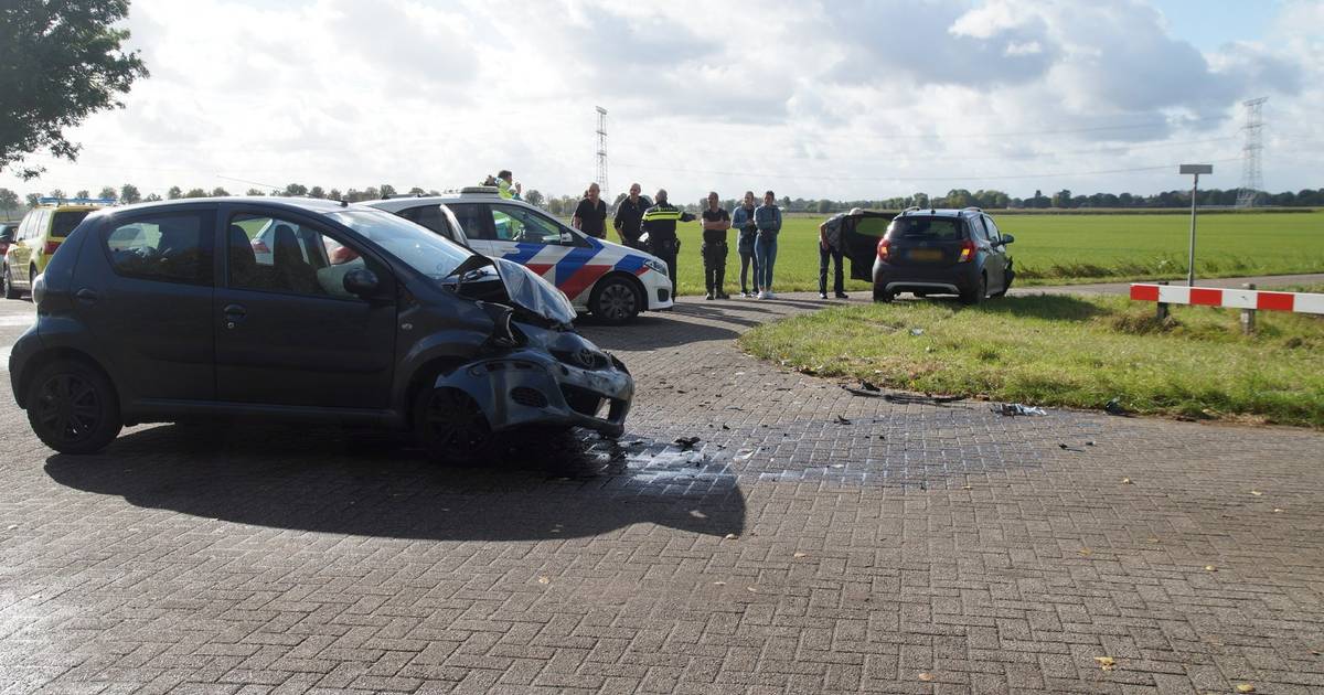Twee autos zwaar beschadigd geraakt door botsing voor ingang van de carwash bij vliegveld Groningen Airport Eelde.