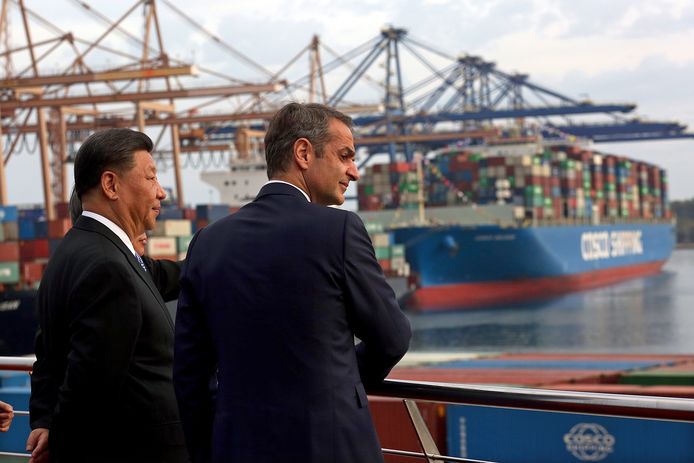 De Griekse premier Kyriakos Mitsotakis (r) bezocht vorige maand met de Chinese president Xi Jinping (l) de haven van Piraeus