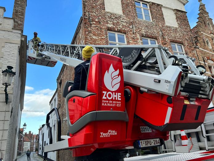 De brandweer van Charleroi is met de ladderwagen paraat in de Ezelstraat in Brugge.