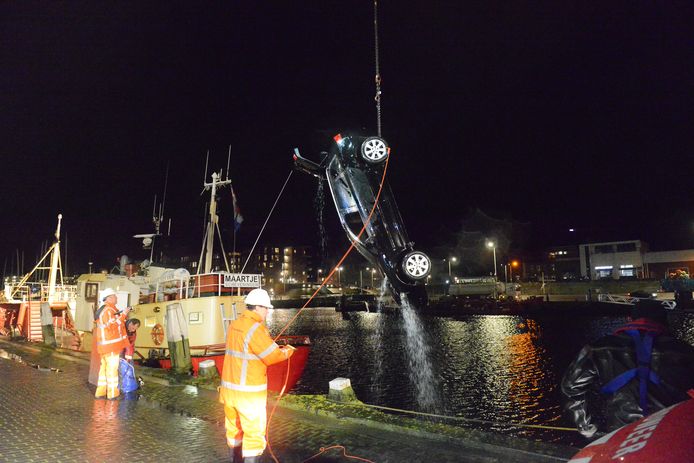 De brandweer wist de auto uit het water te takelen