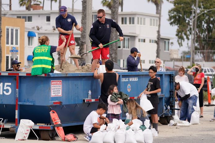 Redders vullen zandzakken voor inwoners in Long Beach, Californië.