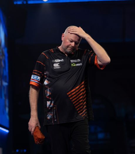 Raymond van Barneveld druipt af na vele gemiste dubbels en slaat interviews even over