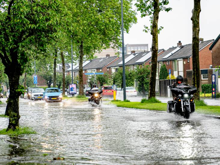 Zeker 20 centimeter water op straat in Oosterhout, hevige regenval zorgt voor overlast
