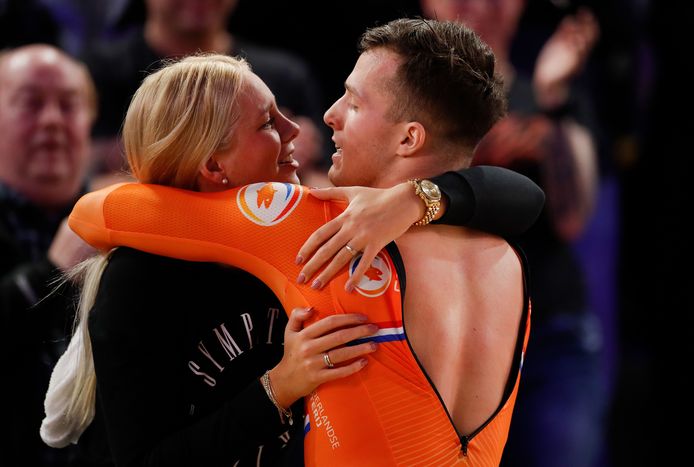 Sam Ligtlee (22) krijgt een kus van zijn vriendin Mandy na zijn wereldtitel op de kilometer bij de WK baanwielrennen in Berlijn.