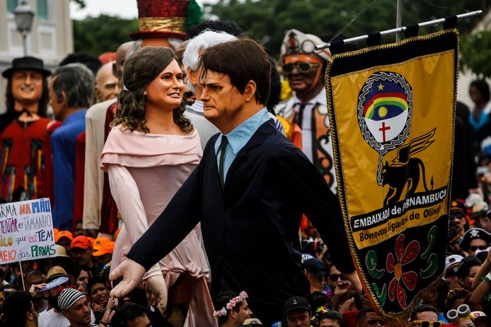 Poppen van president Bolsonaro en zijn vrouw Michelle