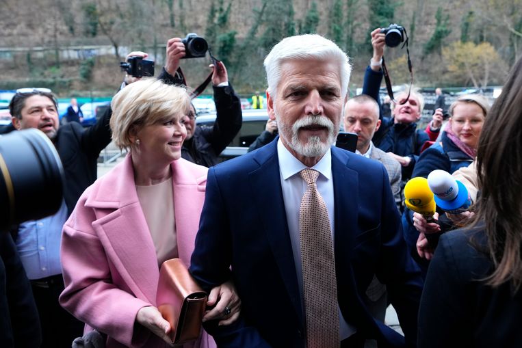 Petr Pavel arriveert met zijn vrouw Eva bij het hoofdkantoor van zijn verkiezingscampagne. Beeld AP