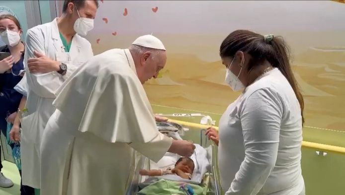 Paus Franciscus doopte vandaag de pasgeboren Miguel Angel.