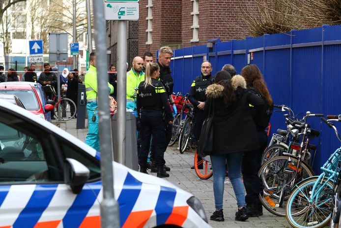 In het Designcollege aan de Essenburgstraat in Rotterdam heeft een schietpartij plaatsgevonden waarbij een 16-jarig meisje is overleden.