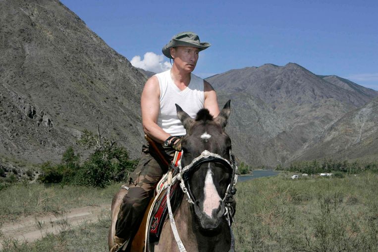 Poetin paardrijdend in Siberië (2007).  Beeld Reuters