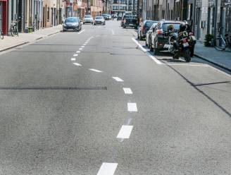 Neen, de schilder van deze wegmarkeringen keek niet te diep in het glas: “We volgen gewoon de wegcode”