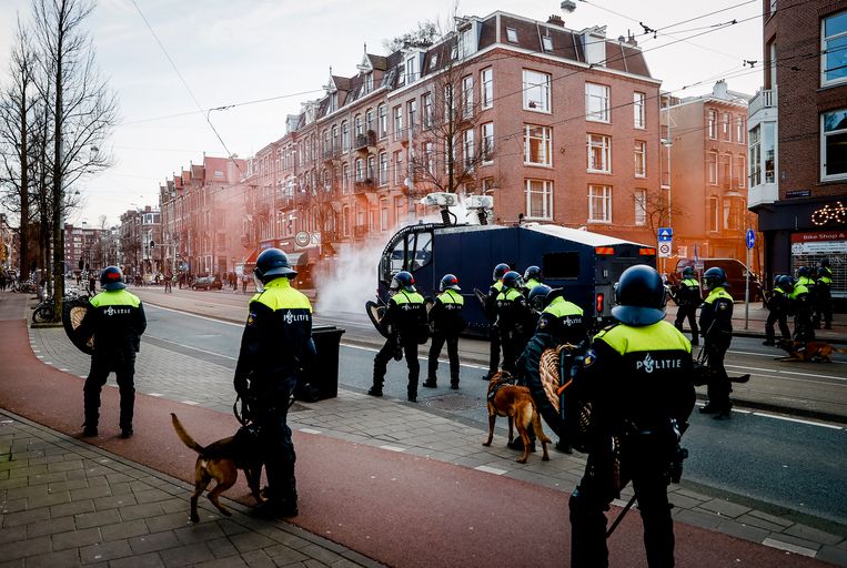 Politie deelt opnieuw beelden van verdachten Museumpleinrellen