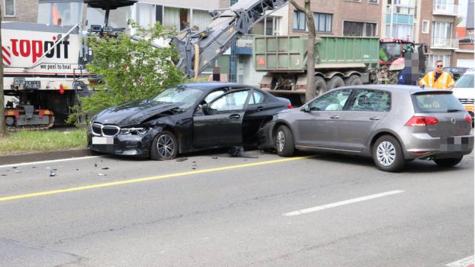 Wegenwerken pas begonnen en al meteen een ongeval:  extra verkeershinder op druk kruispunt