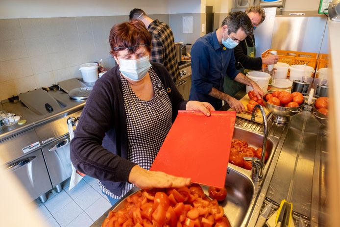 Het Mechelse schepencollege verkoopt zelfgemaakte spaghettisaus ten voordele van  De Warmste Week