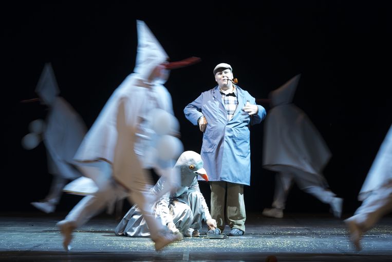 Andrew van Ostade leidt de dans in 'Belgian Rules/Belgium Rules' van Jan Fabre Beeld Wonge Bergmann