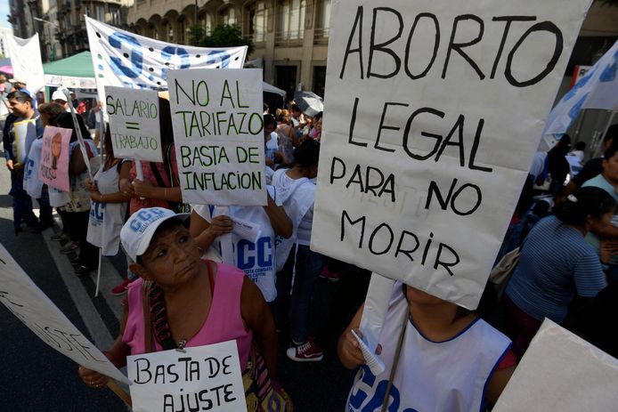 In Buenos Aires eisen vrouwen het recht op abortus op tijdens internationale Vrouwendag. "Legale abortus om niet dood te gaan", leest het grote bord rechts.