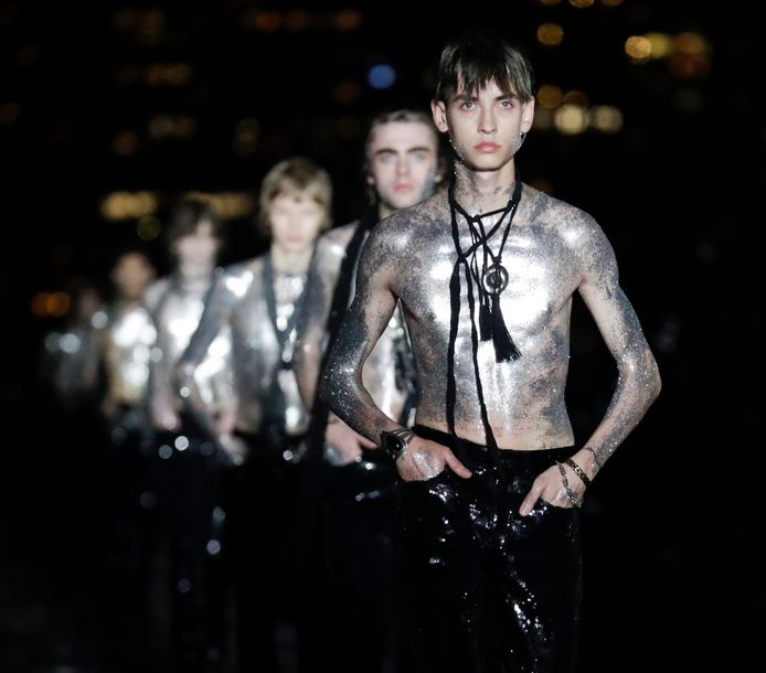 Modellen op de catwalk voor Saint Laurent Men.