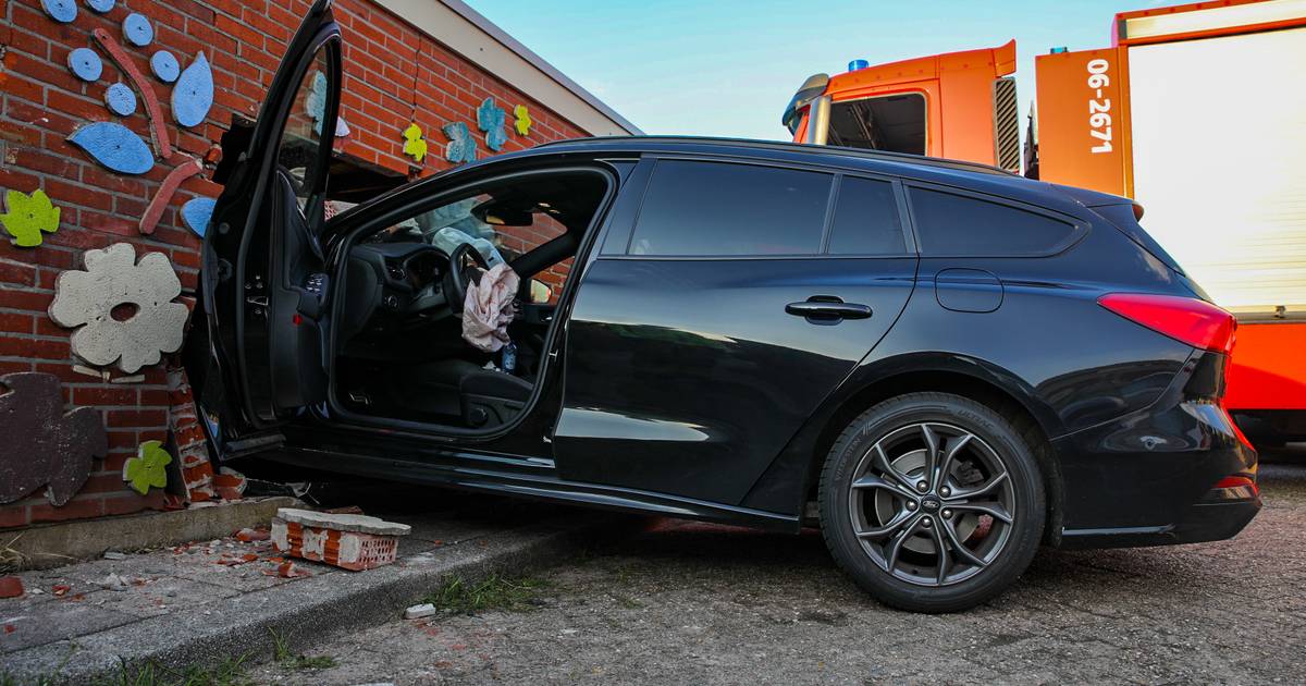 Foutje met schakelen auto rijdt niet achteruit, maar dwars door muur Apeldoorn gelderlander.nl