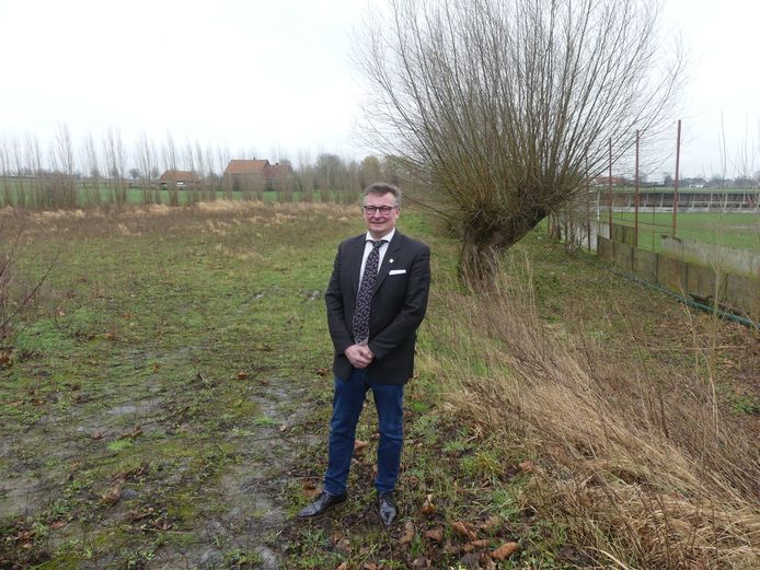 Filip Vervaeke aan de site naast het voetbalterrein van het voormalige SK Nevele, waar op 21 maart een geboortebos wordt aangelegd.