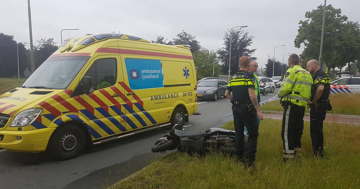 Bromfietsster in Nieuwleusen gewond na botsing met auto.