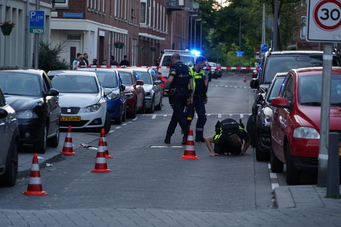 De politie heeft de straat afgezet voor onderzoek.