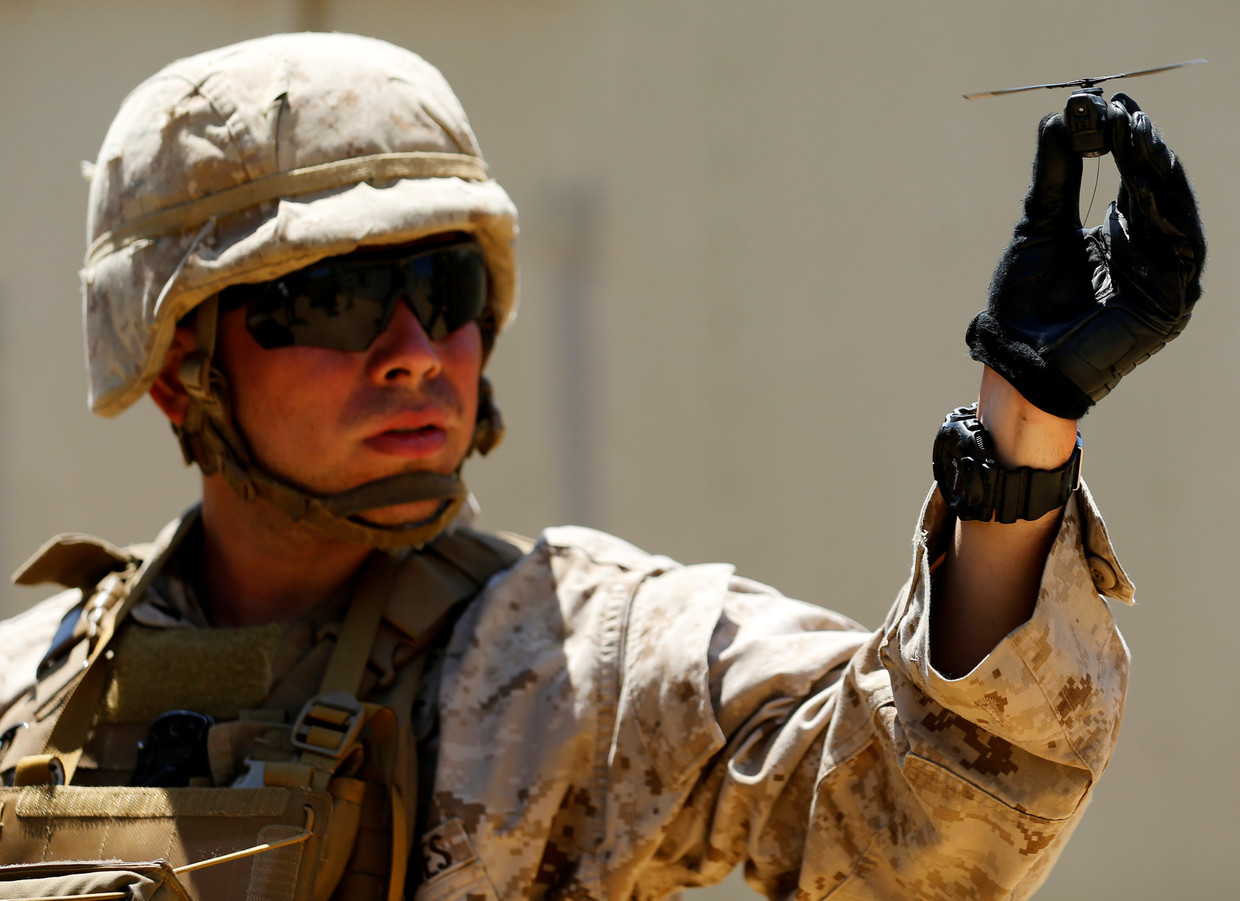 Een Amerikaanse marinier toont de Black Hornet-drone tijdens een oefening. Foto Reuters Beeld REUTERS