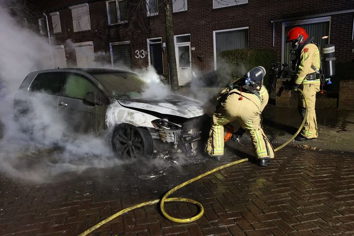 Een auto in Eindhoven is woensdagnacht volledig uitgebrand, vermoedelijk door brandstichting.