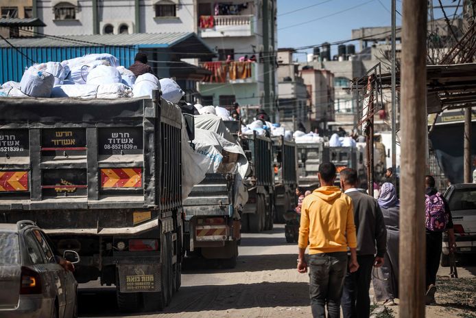 Trucks met voedsel en hulpgoederen rijden Gaza binnen.