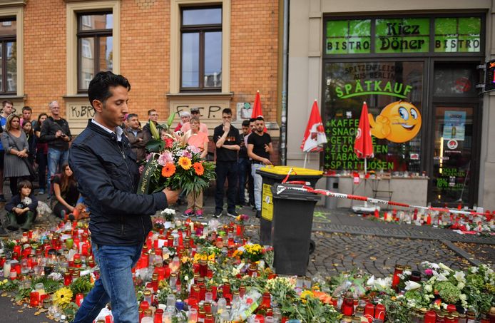 Mensen herdenken de slachtoffers van de aanslag in Halle.