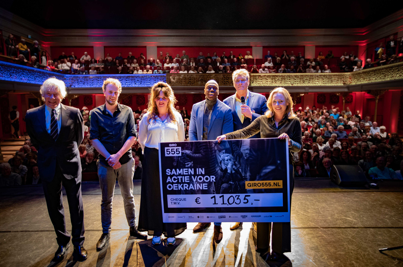 Benefiet met Paul van Vliet levert 11.000 euro op voor Giro555 Foto bndestem.nl