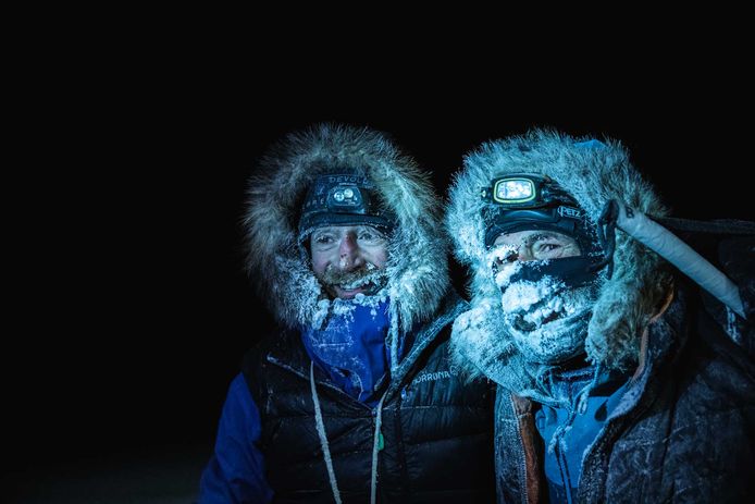 Borge Ousland (L) uit Noorwegen en Mike Horn uit Zuid-Afrika (R) poseren bij hun aankomst aan ijsbreker Lance in de Noorse wateren van de Arctische Oceaan, nadat ze met succes de bevroren wateren overstaken.