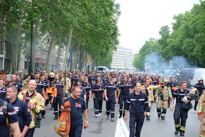 Honderden brandweerlui betogen in het centrum van Brussel.