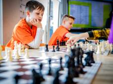 Denken onder tijdsdruk; Eindhovense kinderen schaken tegen elkaar op groot toernooi
