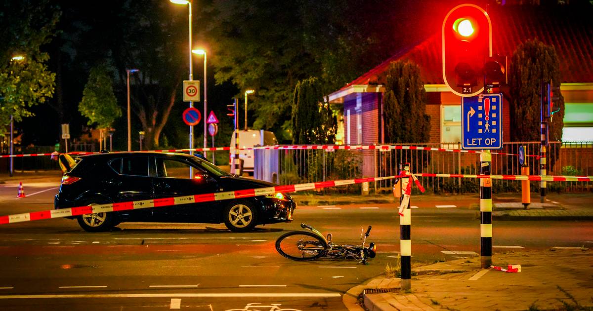 Fietser ernstig gewond bij aanrijding met auto op Leenderweg in Eindhoven.