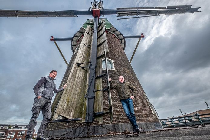 Gerard Rikken van stichting De Zuidmolen (rechts) en molenaar en uitbater Hans Jochijms (links) bij de in slechte staat verkerende molen in Groesbeek.