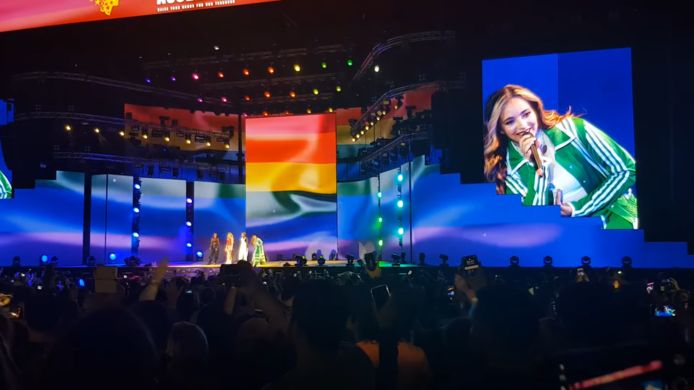 Little Mix (rechts Jade Thirlwall) bij hun optreden in Dubai. Dat ze in dat land een regenboogvlag projecteerden haalde internationale media.