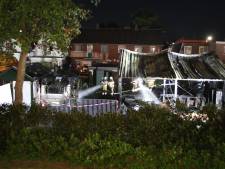 Raalter buurt beleeft angstige momenten: hevige nachtelij­ke brand legt schuren en caravan in de as