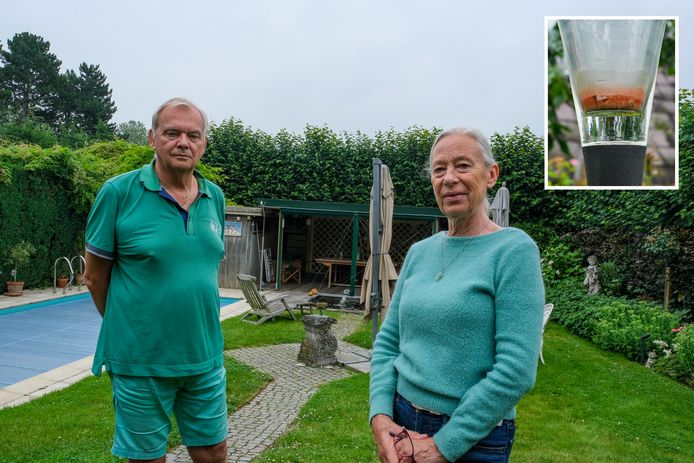 Hugo Geerens en zijn vrouw willen dat de rode stof (inzet) die ze nu al enkele weken in hun tuin aantreffen onderzocht wordt.