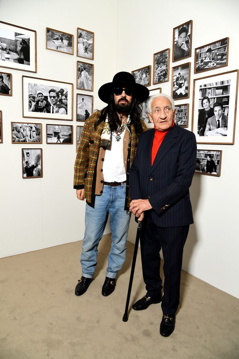 Alessandro Michele (links), directeur van Gucci en Paolo Di Paolo (rechts) bij de opening van  Mondo Perduto in het Maxxi Museum op 16 april. Beeld Daniele Venturelli/ Getty Images