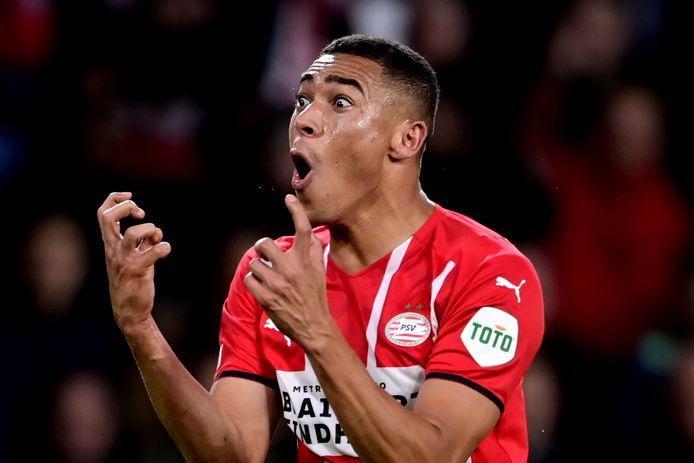 Carlos Vinícius kreeg van PSV-trainer Roger Schmidt de complimenten.