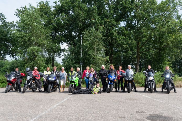 De vrouwelijke motorrijders van STIMON met op de voorgrond toerleider Annemieke Stoke.
