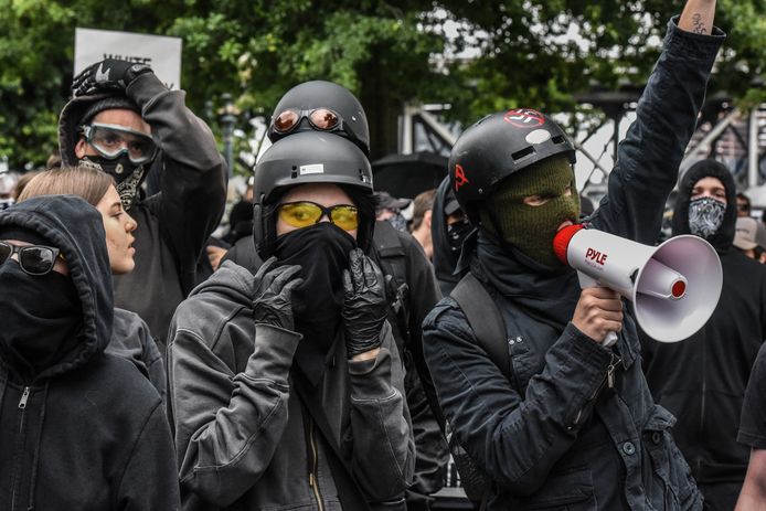 In het zwart geklede Antifa-demonstranten protesteren tegen een alt-right-bijeenkomst in Portland (Oregon) vorig jaar.