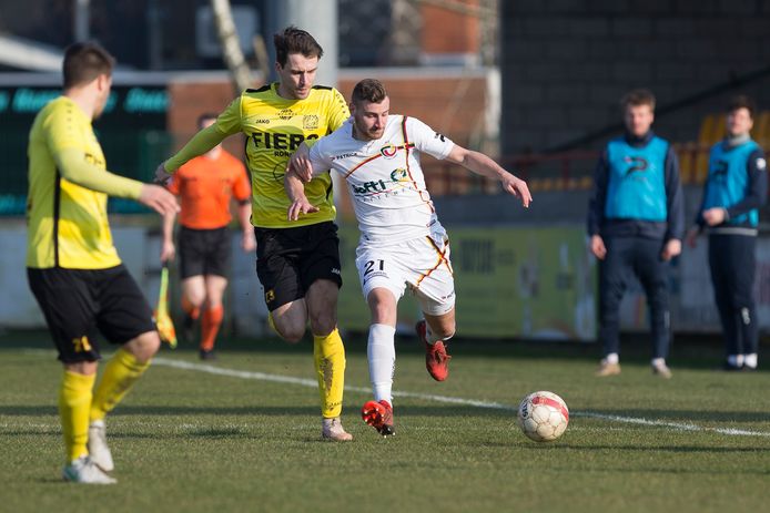 Yenten Van Hoecke achterna gezeten door Sebastiaan Cordie van Olsa Brakel: “Tegen de topploegen voetballen we mee.”