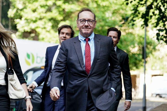 È così che Kevin Spacey è arrivato in tribunale lunedì mattina.