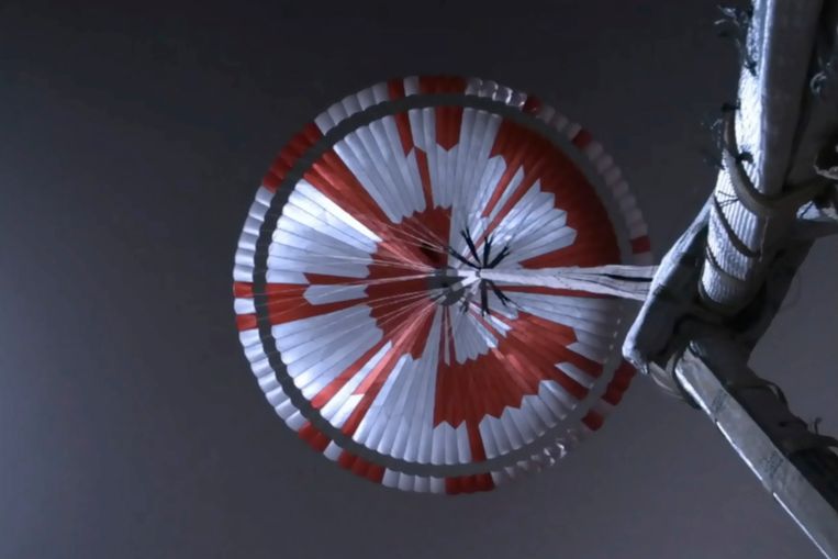 De parachute waaraan het marswagentje landde op Mars. Beeld AP