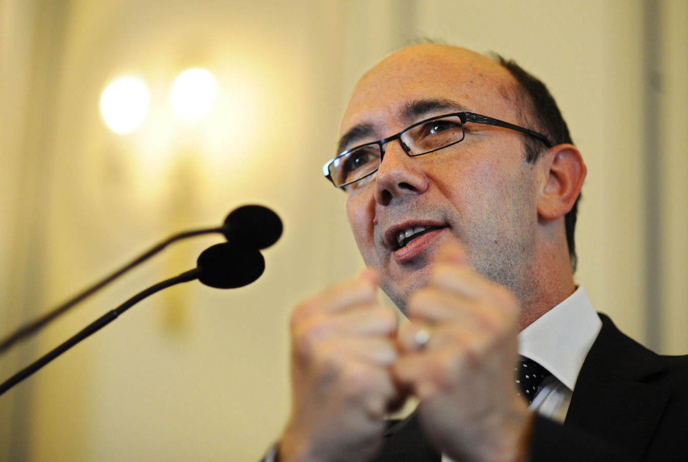 geeft Demotte geschiedenislesje over de term 