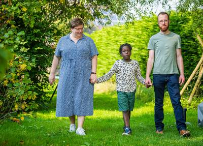 Sarah en Guillaume wachten al vijf jaar op een tweede adoptiekind: “Het is afschuwelijk te weten dat er nog zeker twee jaar bijkomt”