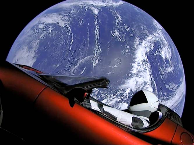 Beweging die denkt dat aarde plat is noemt Tesla in ruimte één grote samenzweringstheorie: "FakeX"