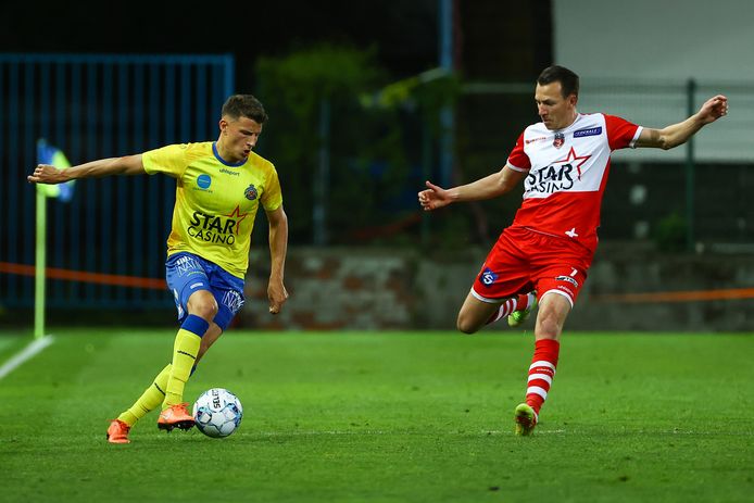 Clément Tainmont (rechts) in duel met jenthe Mertens (Waasland-Beveren)