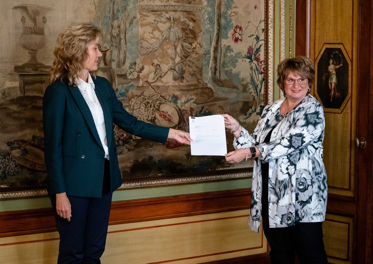 Informateur Mariëtte Hamer overhandigt in de Stadhouderskamer haar eindverslag over het vastgelopen formatieproces aan de Voorzitter van de Tweede Kamer Vera Bergkamp. Beeld ANP