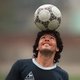 Maradona is één jaar na zijn dood nog steeds een bron van schandalen, tragedie en diepe emoties: ‘Van alle goden is Maradona het meest menselijk’